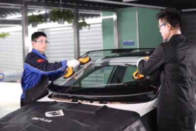 襄陽汽車玻璃更換：自己買汽車玻璃找?guī)煾蛋惭b，這些細節(jié)得盯緊